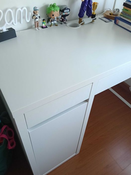 Secretária branca de quarto