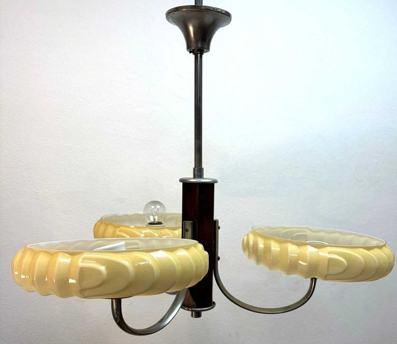 Lustre Art Déco de três luzes com corpo de metal  cúpulas de vidro