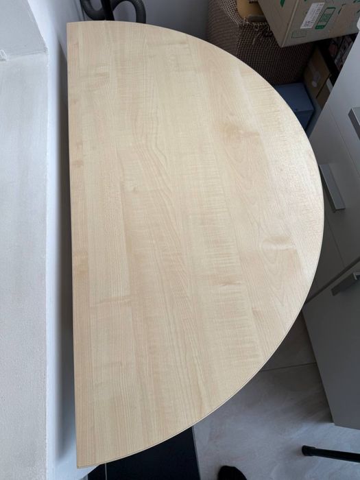 2 столи світлі напівкруглі