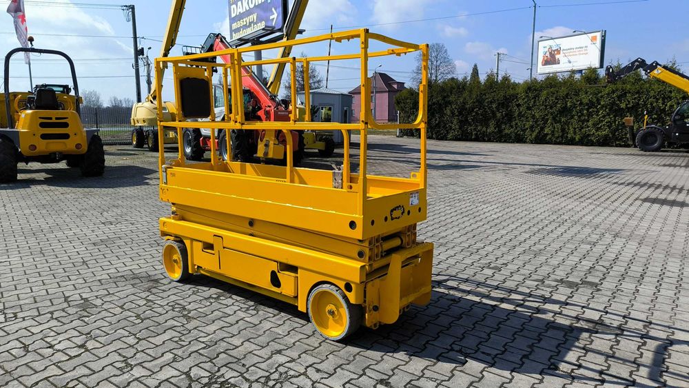 Elektryczny podnośnik nożycowy HAULOTTE Compact 8 Rok produkcji 2011