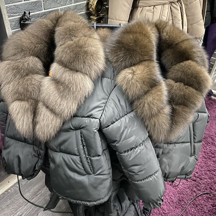В наличии пуховик с натуральным мехом песца