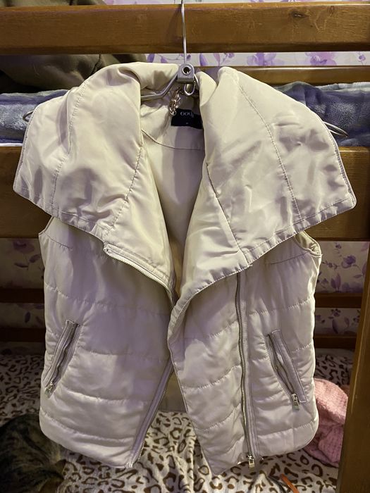 Желетка жіноча весняна, розмір xs, колір молочний