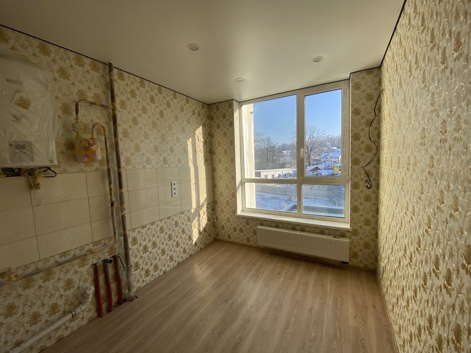 Простора квартира з гардеробом, газове опалення, середній поверх