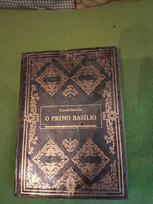 Vários livros de Eça de Queirós