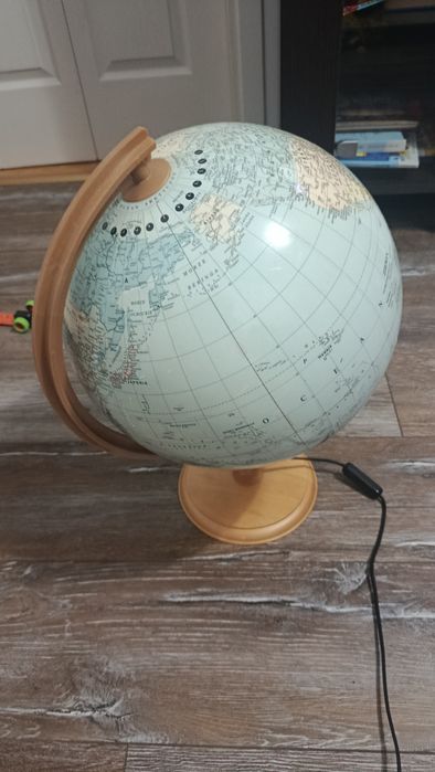 Oddam zabawki i globus lampka