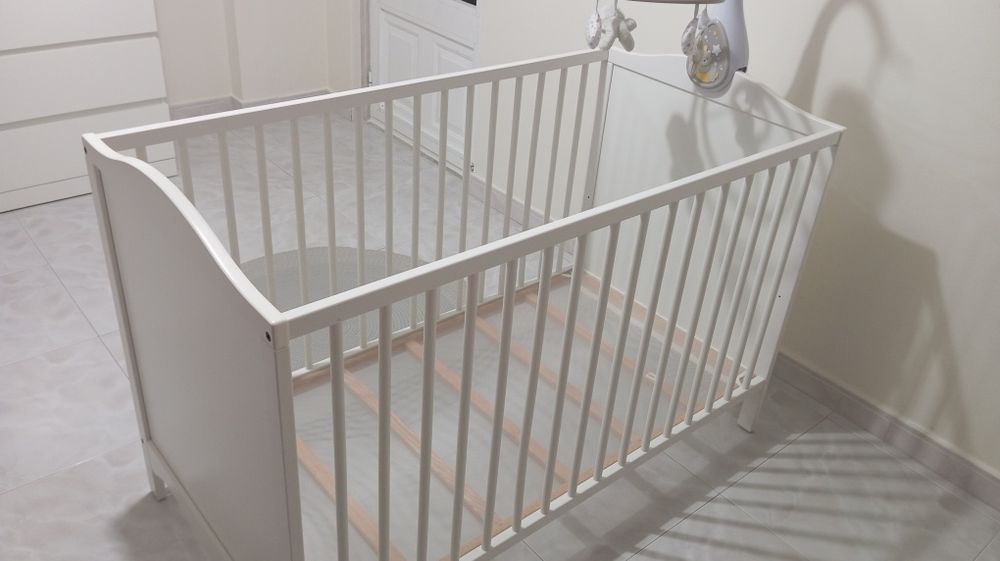 Berço de grandes branco