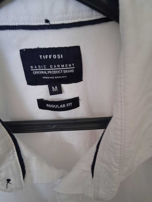 Camisas brancas da Lion of porches e tiffosi