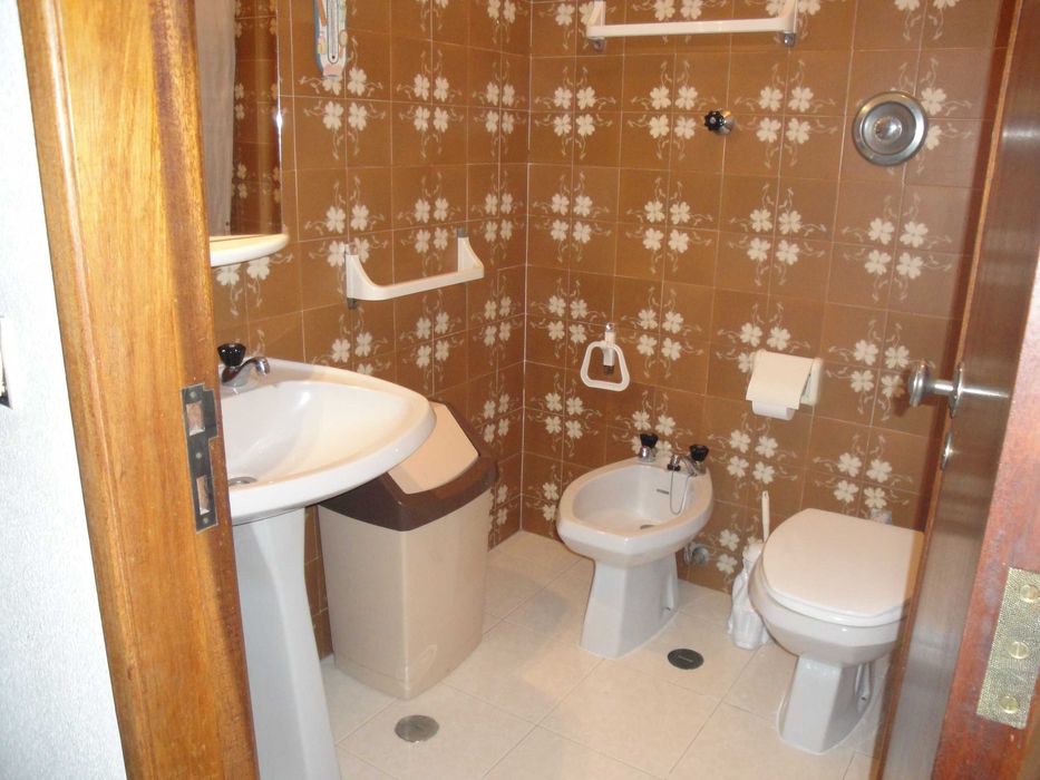 Arrenda-se apartamento mobilado T2, estudantes ou casal, a 10 minutos do centro de Lisboa, junto ao metro de Odivelas. Área calma bons espaços verdes.