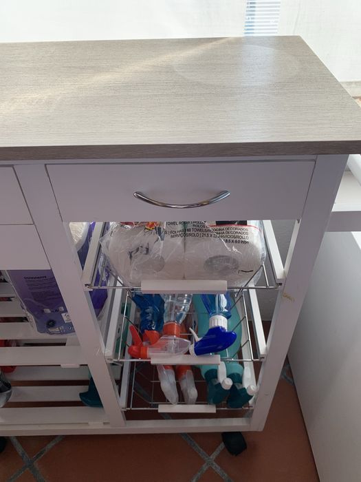 Carrinho de arrumaçao em madeira .