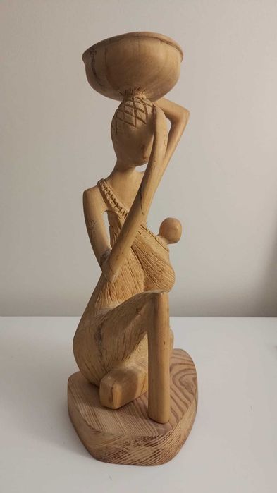 Escultura artesanal em madeira - Mulher ajoelhada com criança (Angola)