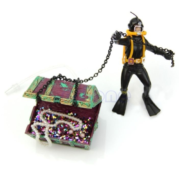 Водолаз с сундуком в аквариум