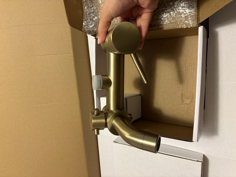 Coluna de chuveiro dourado escovado