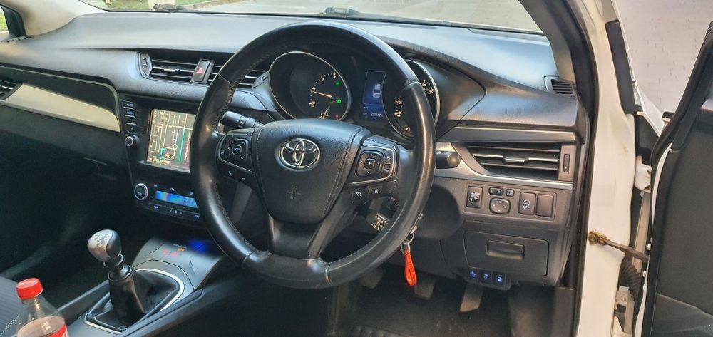 Toyota avensis 2.0 d 4 d 2018 anglik