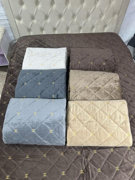 Брендове двостороннє велюрові котонові покривал з логотипом «Chanel»