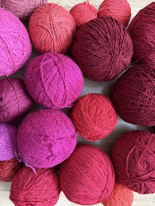 Włóczki różne kolory czerwony różowy