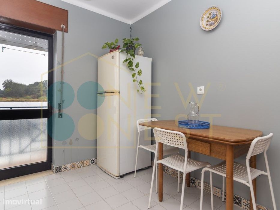 Apartamento T2 em Vila Maria - Semi-Renovado e Mobilado