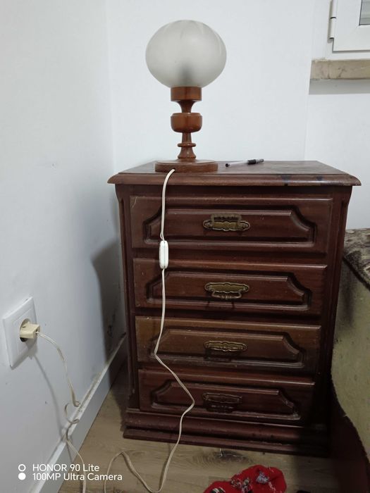 Armário de cabeceira com candeeiro