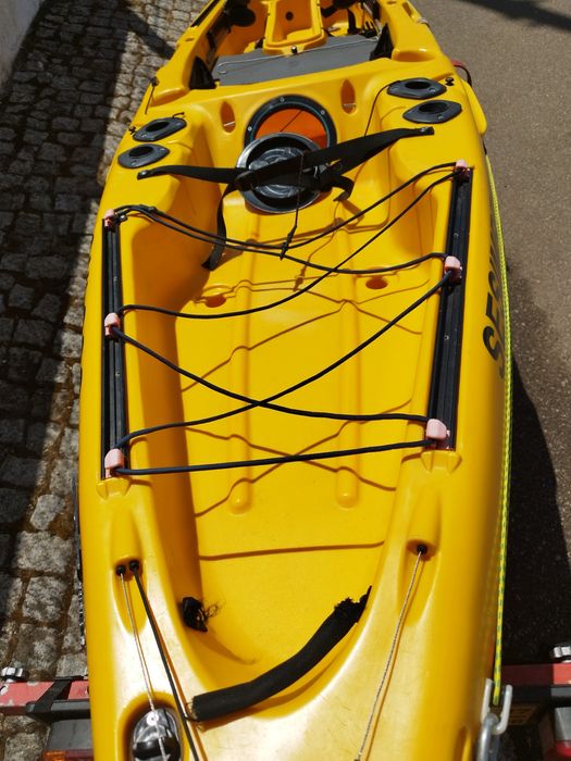 Kayak usado para pesca com acessórios