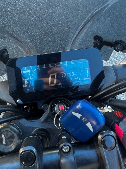 Honda CB125R 13700 km (Casaco, capacete e luvas)