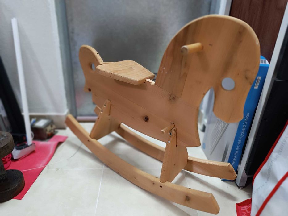 Cavalo de brincar em madeira