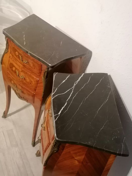 Par pequenas cómodas (mesas apoio mesinhas cabeceira) Luís XV. Mármore