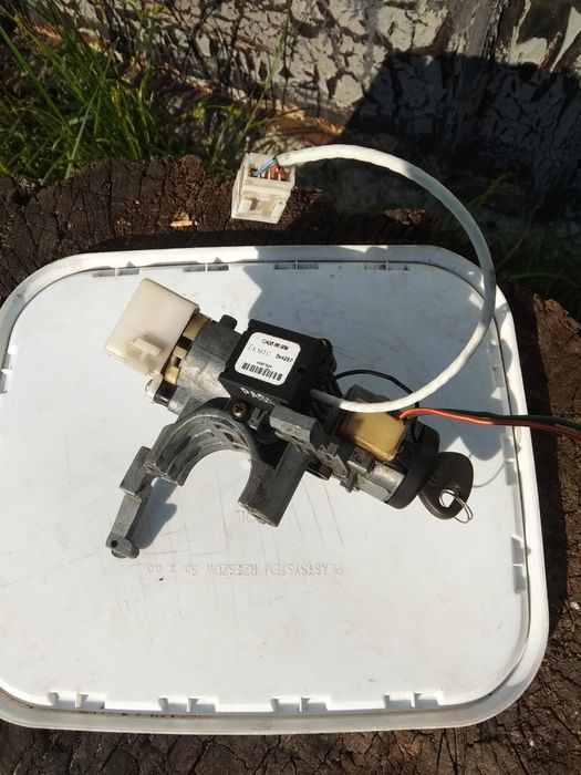 Крыло Мазда кседос 6-9 замок зажигания