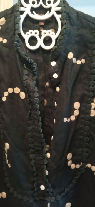 Czarna suknia z krótkim rękawem