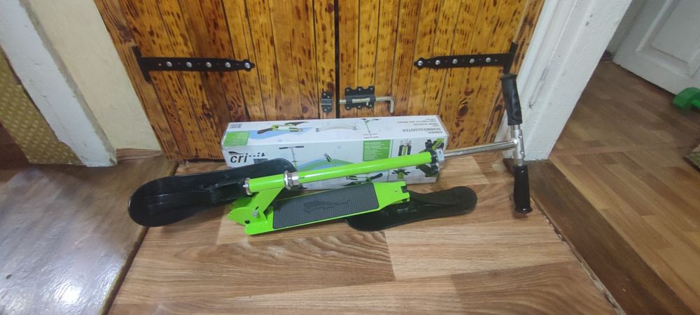 Дитячий сніговий самокат,  скутер, снігокат.