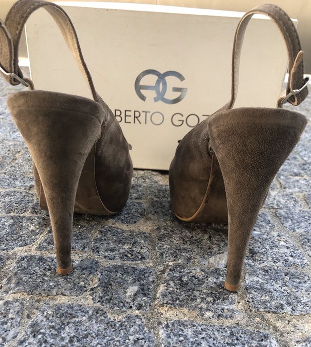 Sapatos salto alto em camurça