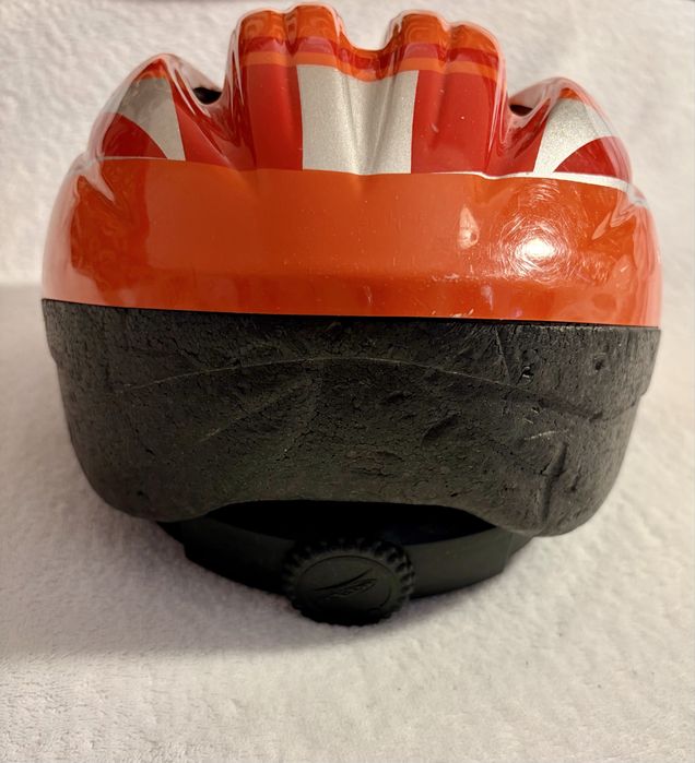 Kask (rowerowy, na hulajnogę, na rolki, na deskorolkę)