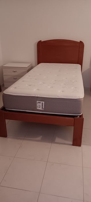 Estante de sala, camas e sofá