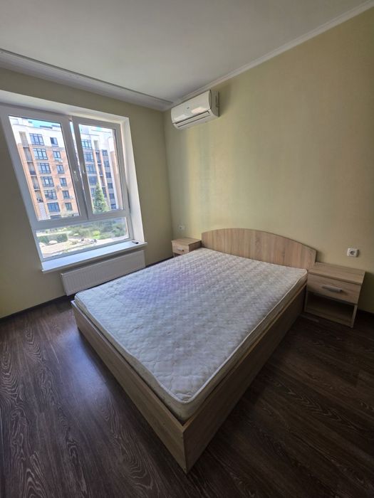 Продам двуспальну кроватьз тумбочками і матрецем