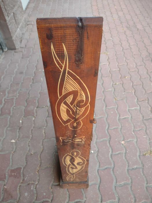 Szafka z szufladami z afrykańskiego lekkiego drewna, nie używana.