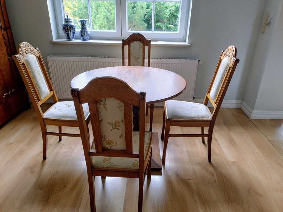 Stół dębowy i cztery krzesła antyk.