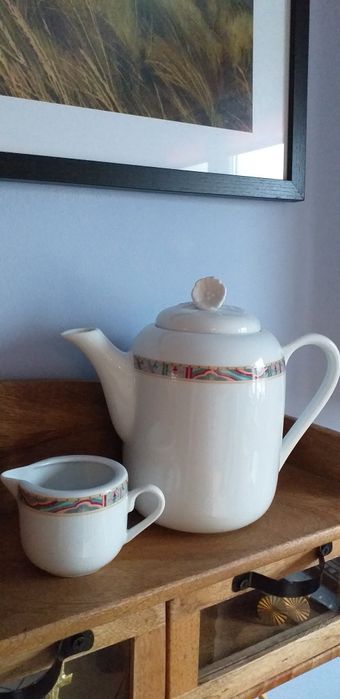 Piękny porcelanowy dzbanek