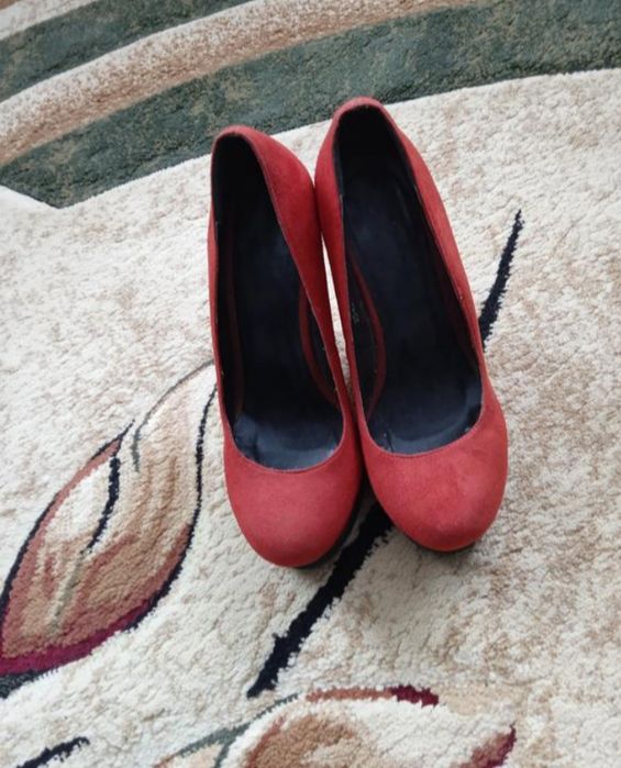 Продам замшові туфлі