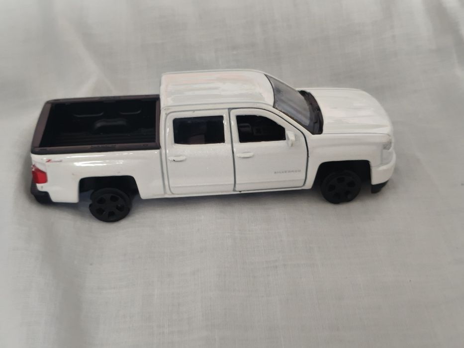 metalowy model kolekcjonerski Chevrolet Silverado 2017 w kolorze białym od firmy Welly