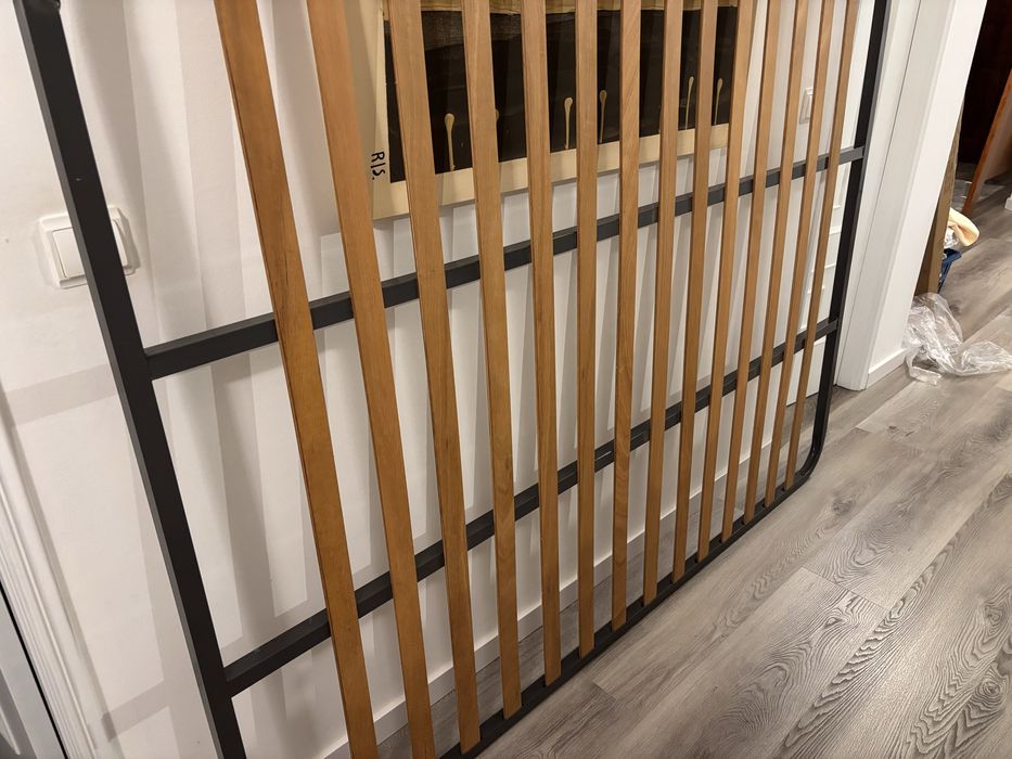 Cama com estrado.