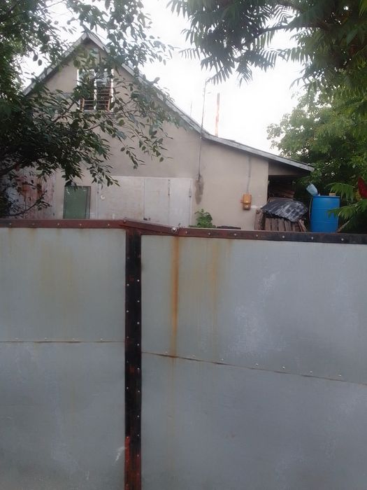 Орендар 3 гараж ,літня кухня,погреба,криниці,города,господарських прим