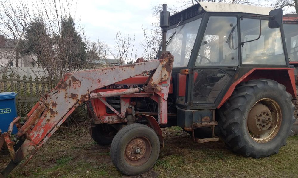 Komatsu WB93R  Zetor 7211