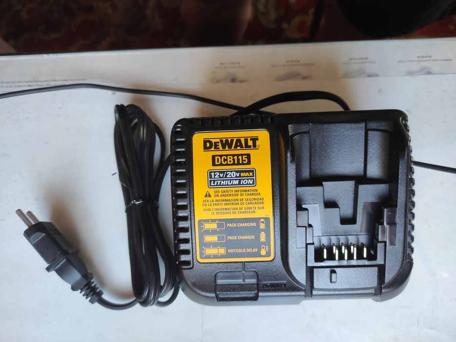 Адаптер Dewalt dcb115, 10-20v, 4a, питание 220v