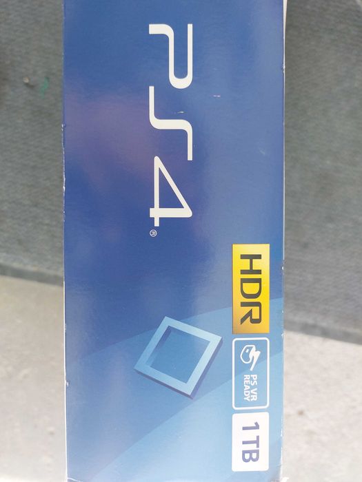 Ps4 slim 1TB + 2 pady/ okablowanie