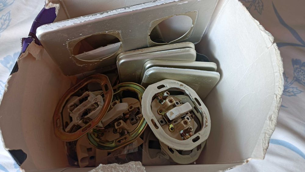 Tomadas e interruptores (vários)