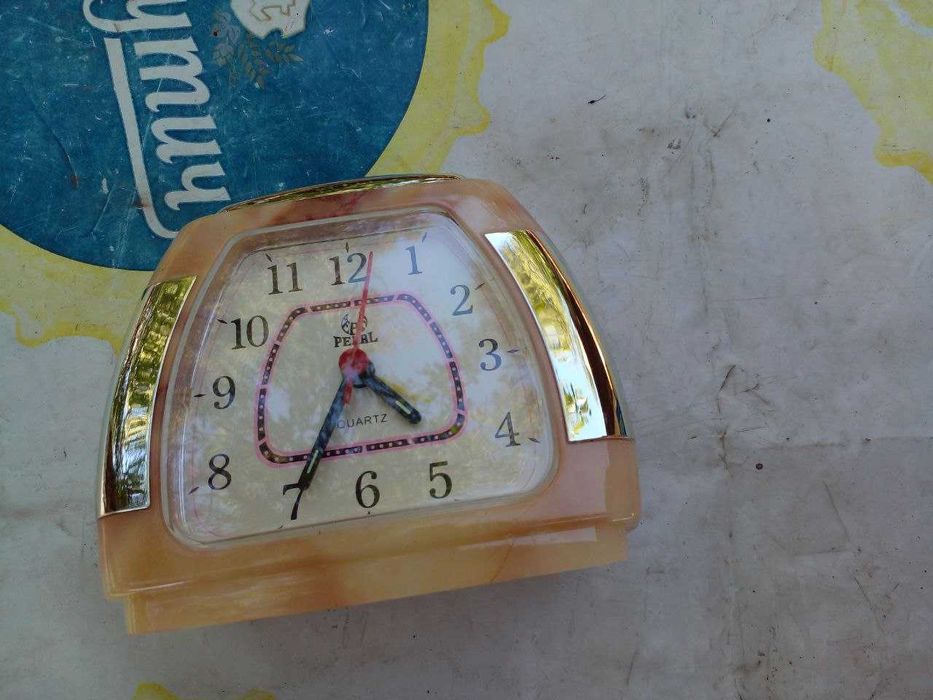 Часы настольные будильник  PEARL PT-101