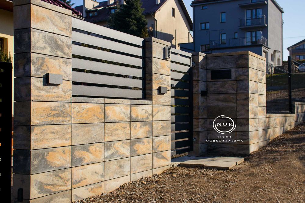 Ogrodzenie z bloczków oraz fundamenty, Niepołomice
