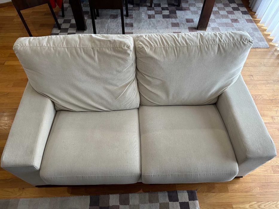 Sofá creme de dois lugares em bom estado