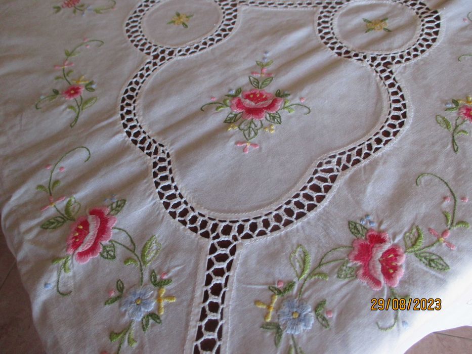 Toalha de mesa, muito bonita - nova com 12 guardanapos