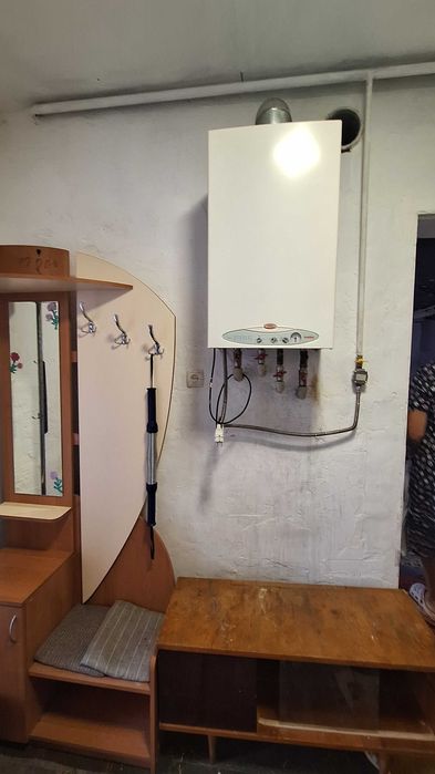 Продам дом в центре поселка Великодолинское.