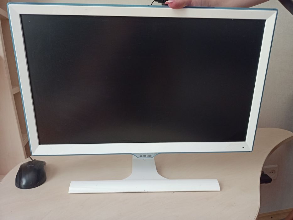 Монітор Samsung 
(1920x1080) VGA HDMI робочий.