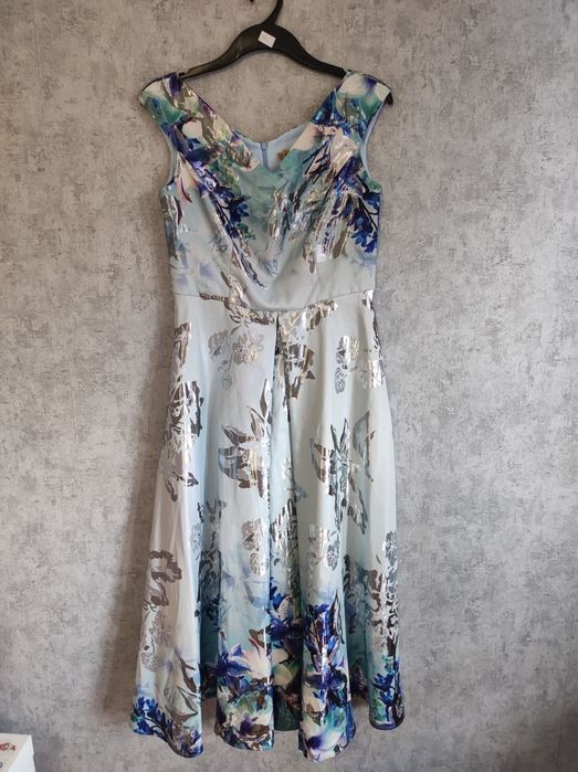 Sukienka błyszcząca mieniąca w kwiaty